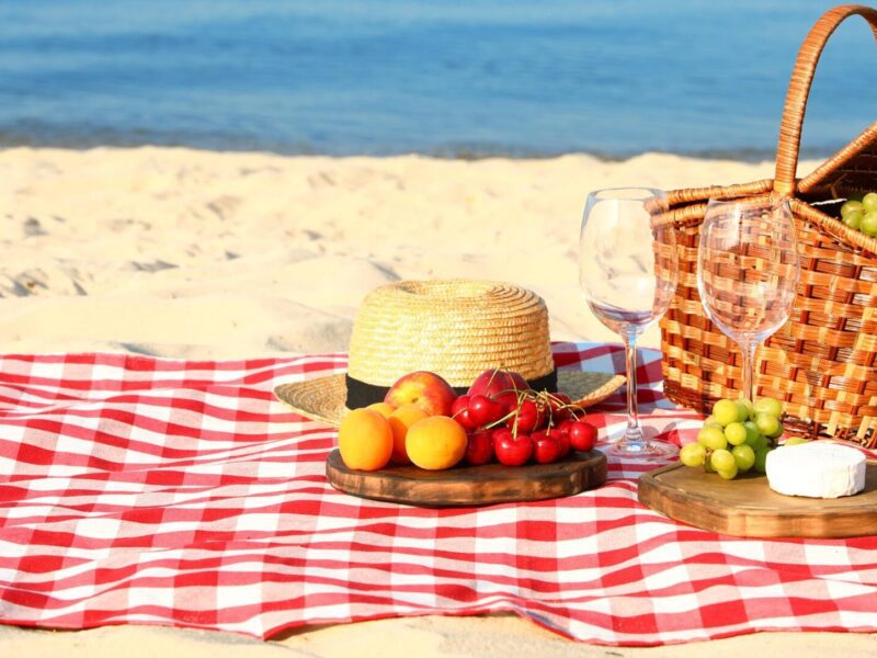 Romantyczny piknik na plaży lub w parku