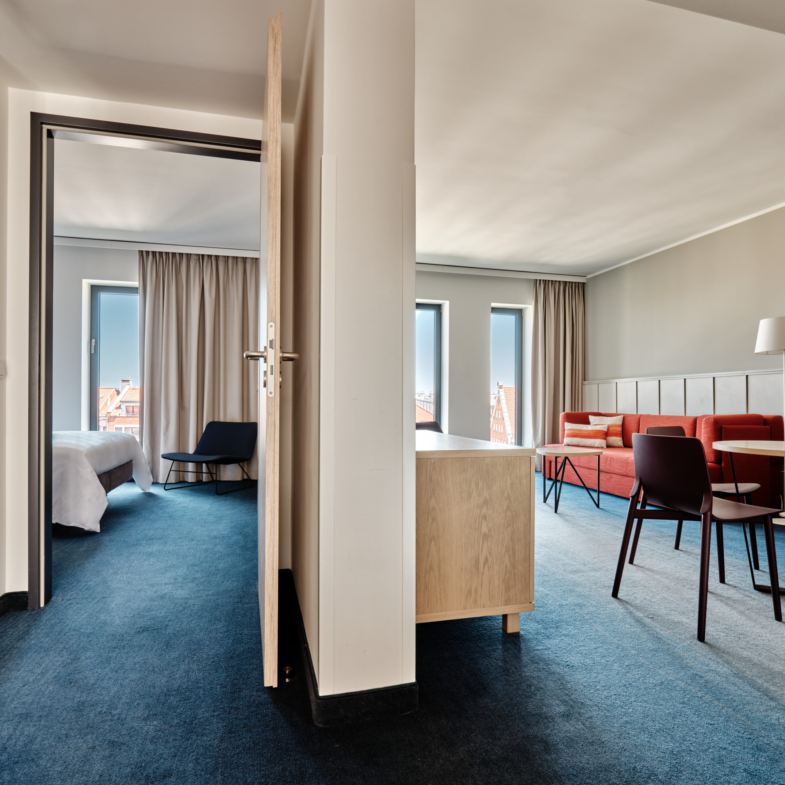 Apartament z łóżkiem typu King-Size oraz widokiem na rzekę_01