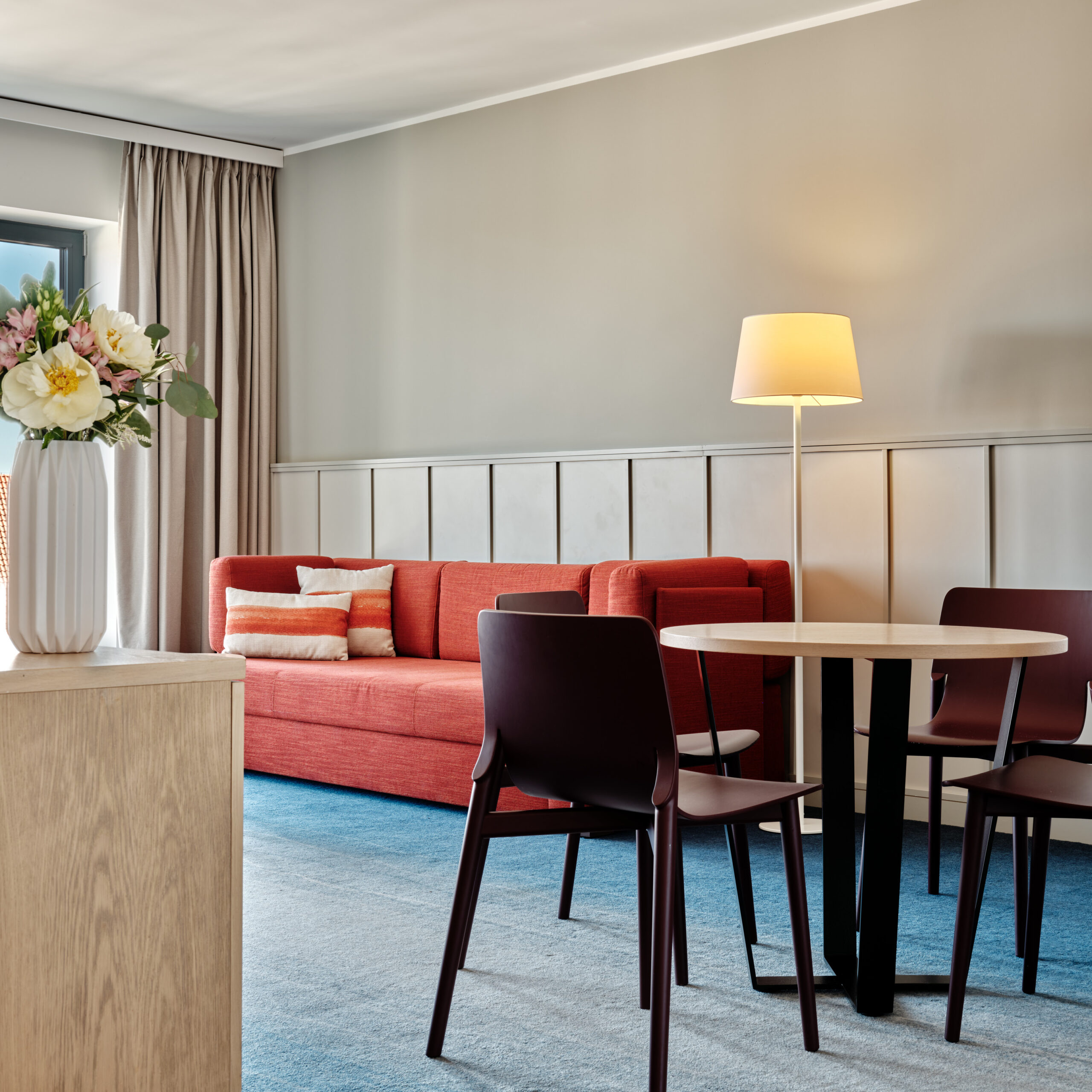 Apartament z łóżkiem typu King-Size oraz widokiem na rzekę_04